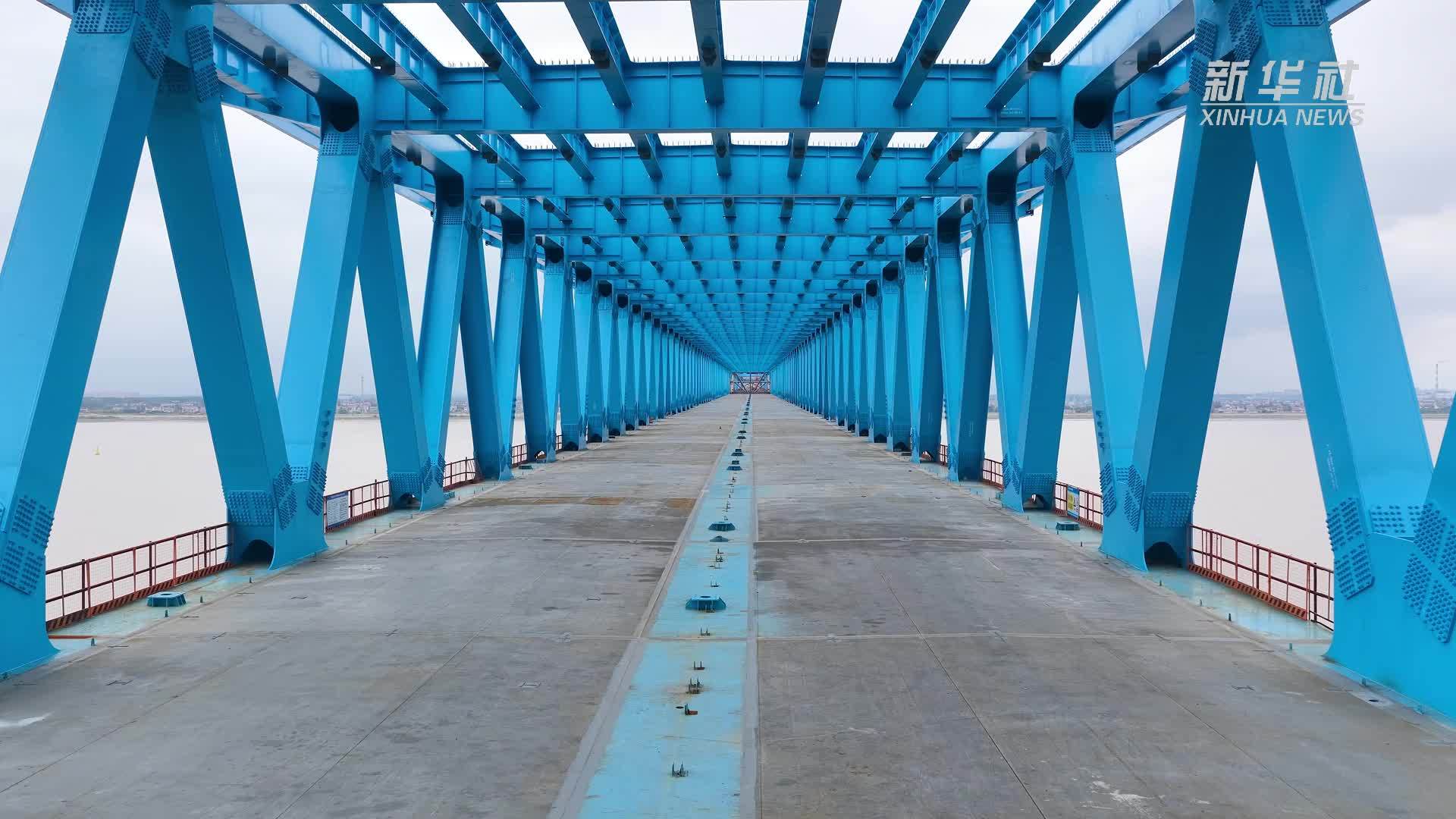 江苏启东：崇启公铁长江大桥双主塔同日封顶