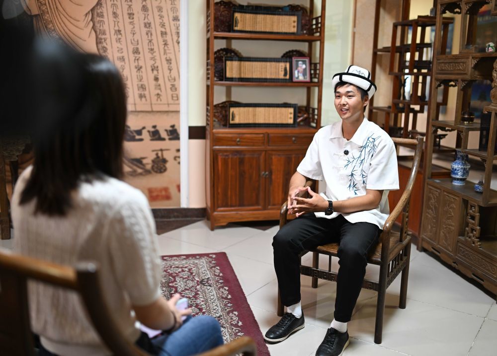 9月18日，在吉尔吉斯斯坦奥什国立大学孔子学院，学生克尔季巴耶夫接受新华社记者采访。新华社记者　李任滋　摄