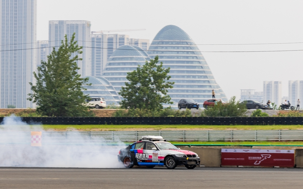 国家级汽车赛事时隔六年回归武汉 上万名市民家门口体验速度与激情