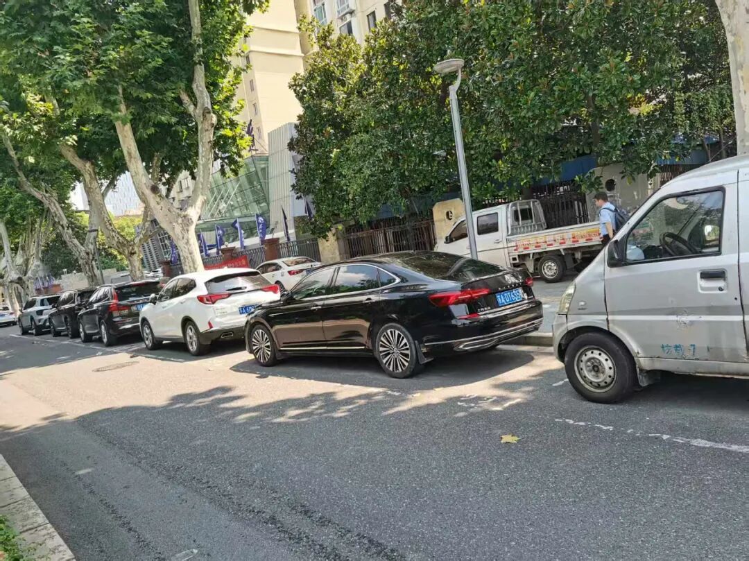 宁海路道路机动车停车泊位（鼓楼区城管局供图）