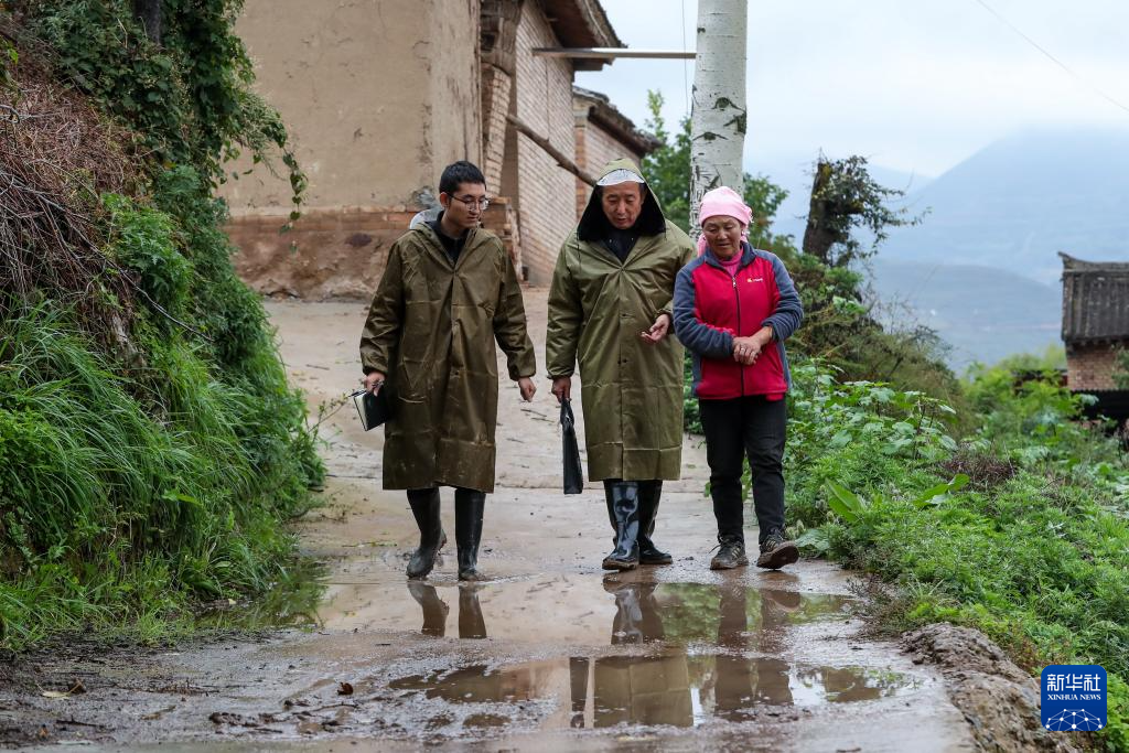 9月28日，在定西市漳县武阳镇汪家河村卢家屲社，乡镇干部摸排转移安置人员情况。