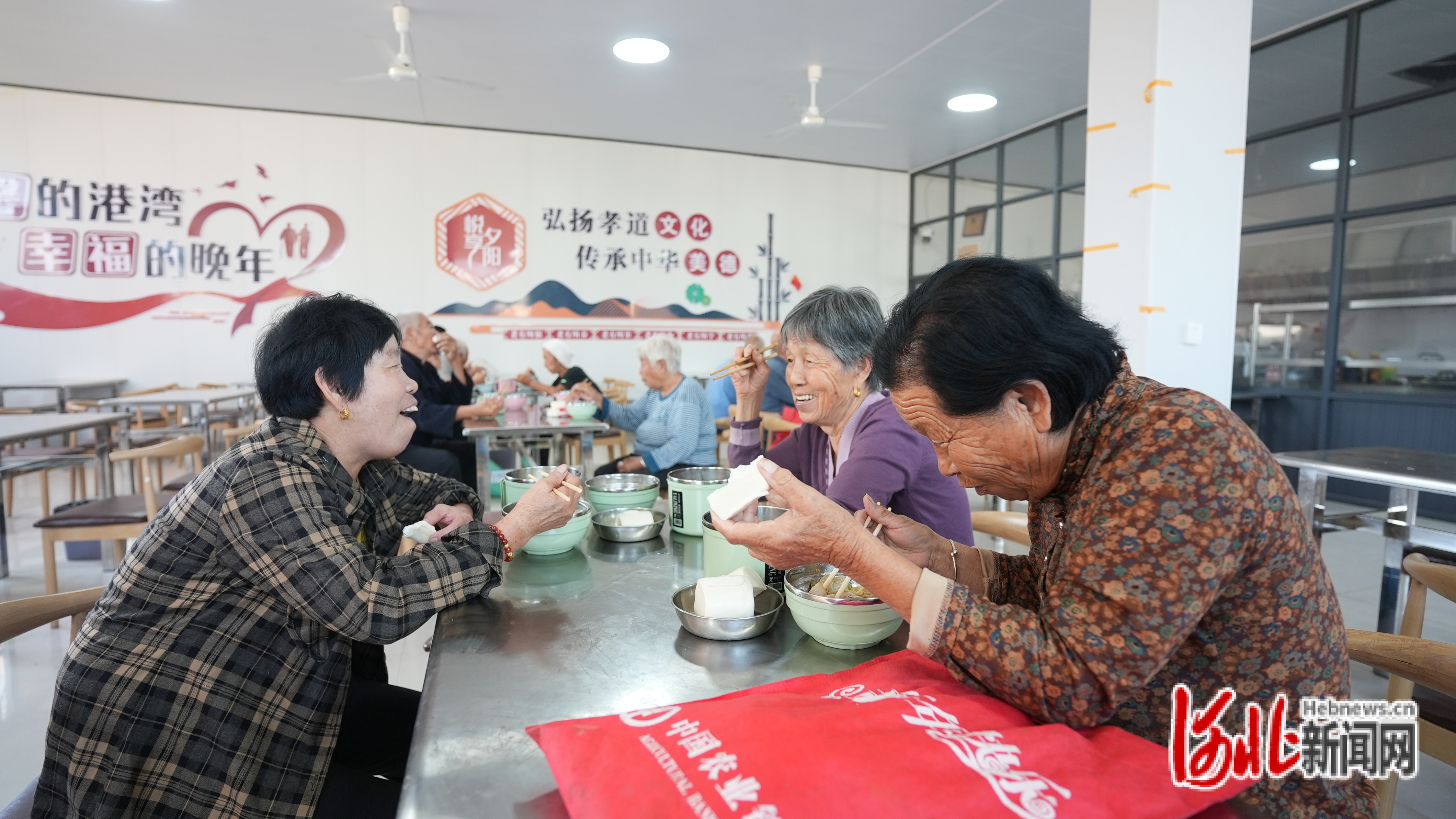 图为老人在广宗县广宗镇五里庄村敬老食堂就餐。