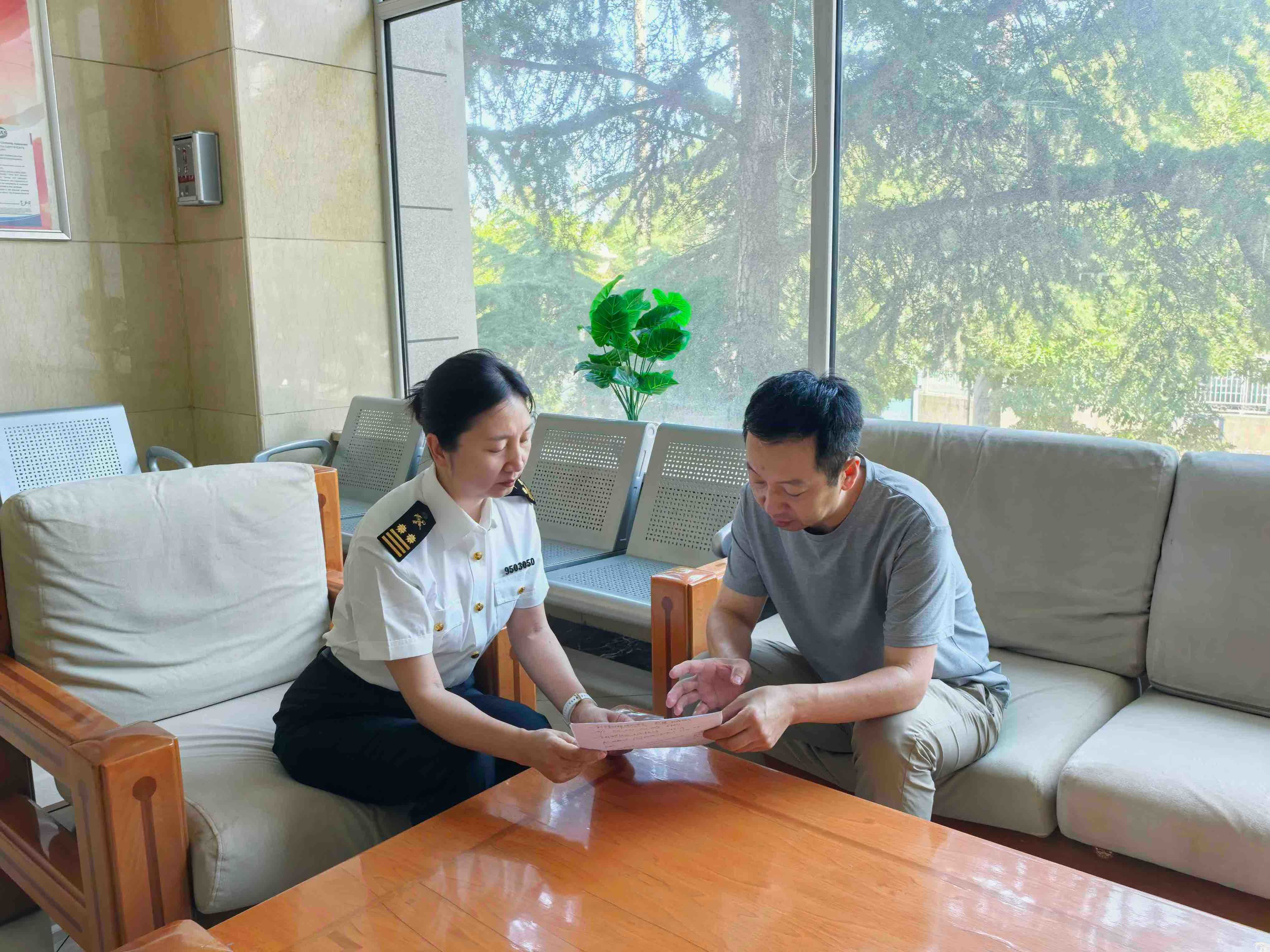 兰州海关所属金城海关工作人员解读内地与澳门间食品流通政策　通讯员　种慧君　摄