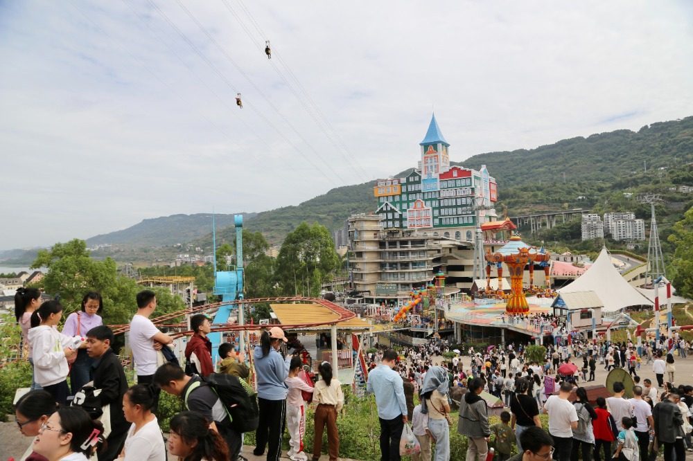 ▲美心红酒小镇景区人气旺。受访者供图