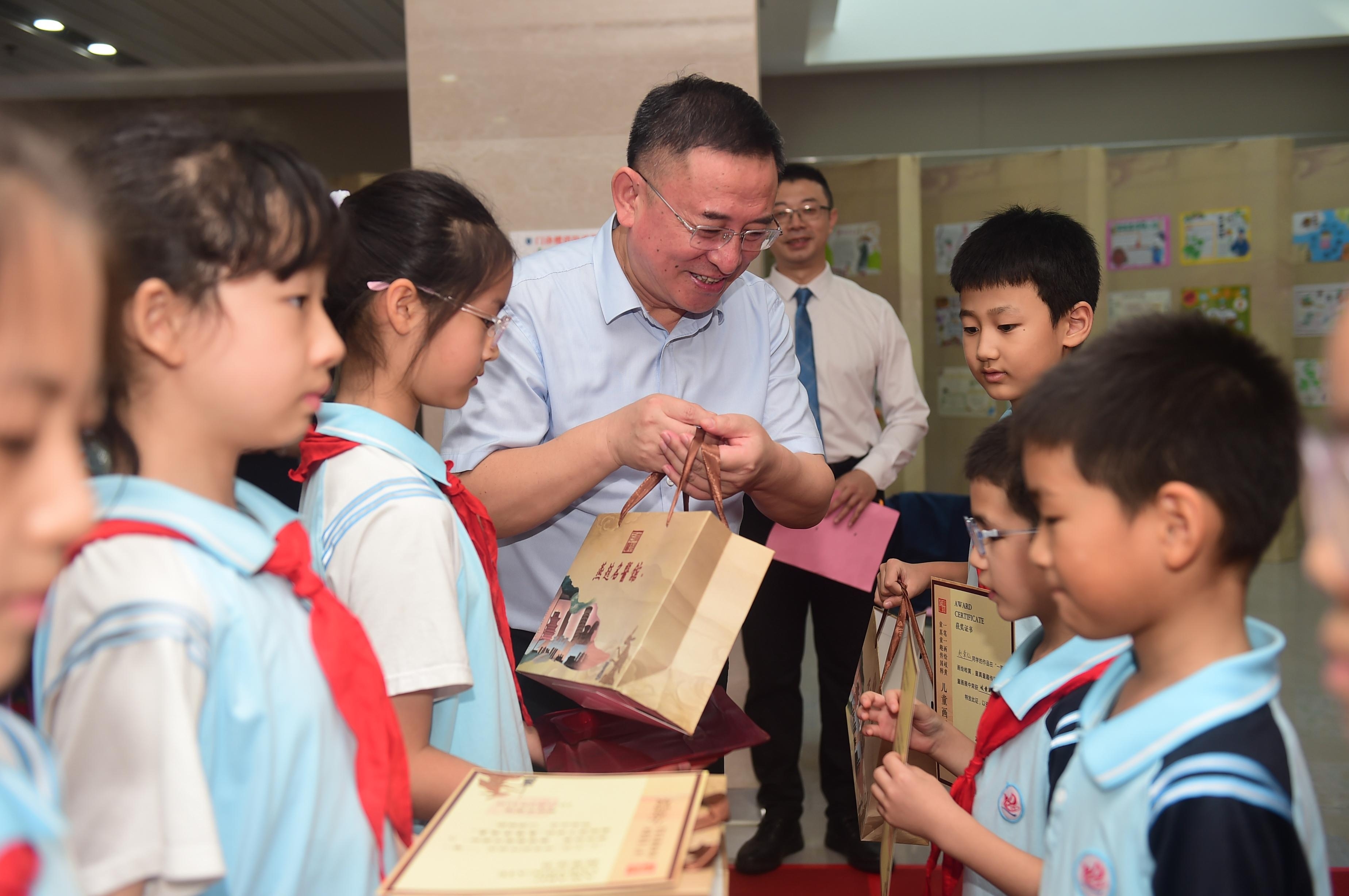 燕赵名医馆首届画展暨迎宾路小学中医药文化宣教基地揭牌举行