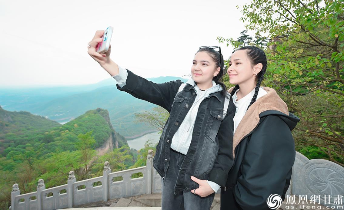 凰家体验官驻足崆峒山间，与绝美秋景合影。
