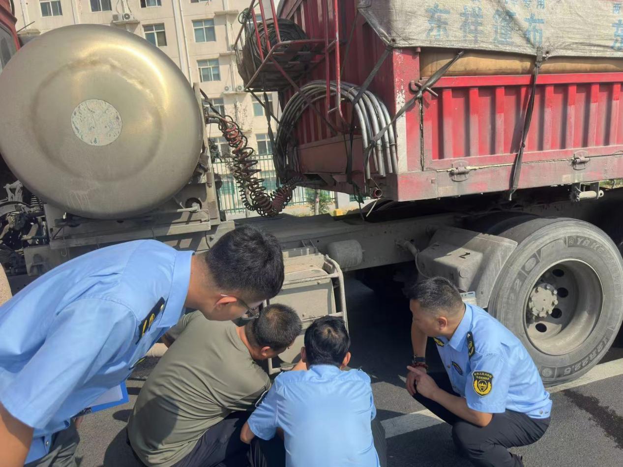 移動源污染防治攻堅!咸陽市生態環境局高新分局嚴查重型貨車