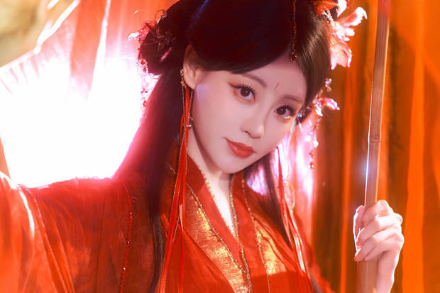 祝绪丹单手撑伞。