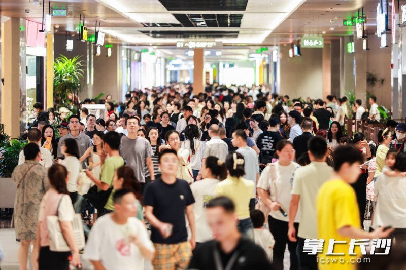 万象城长假首日客流突破20万人次。通讯员 陈龙 供图