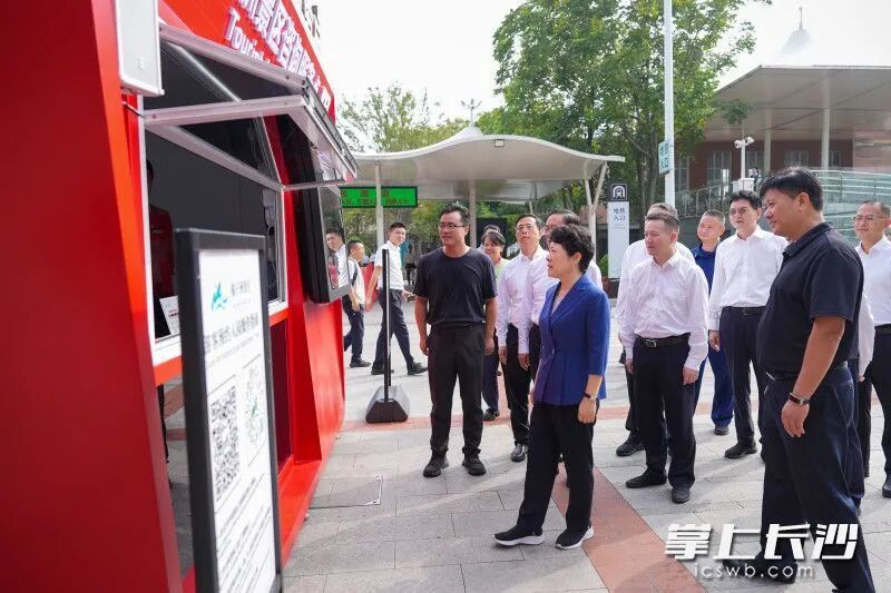 吴桂英在橘子洲景区检查旅游服务和安全管理工作。