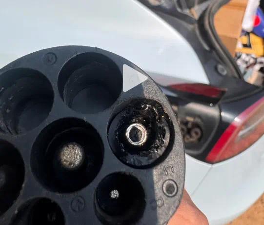 用简单的信号就能打开特斯拉充电盖,特斯拉车主们害怕吗?