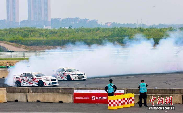 湖北武汉:赛车飘移大赛激情上演
