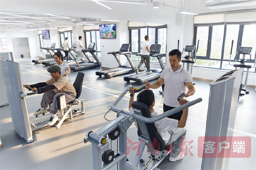 10.健身中心私人教练免费教授如何使用器械.jpg