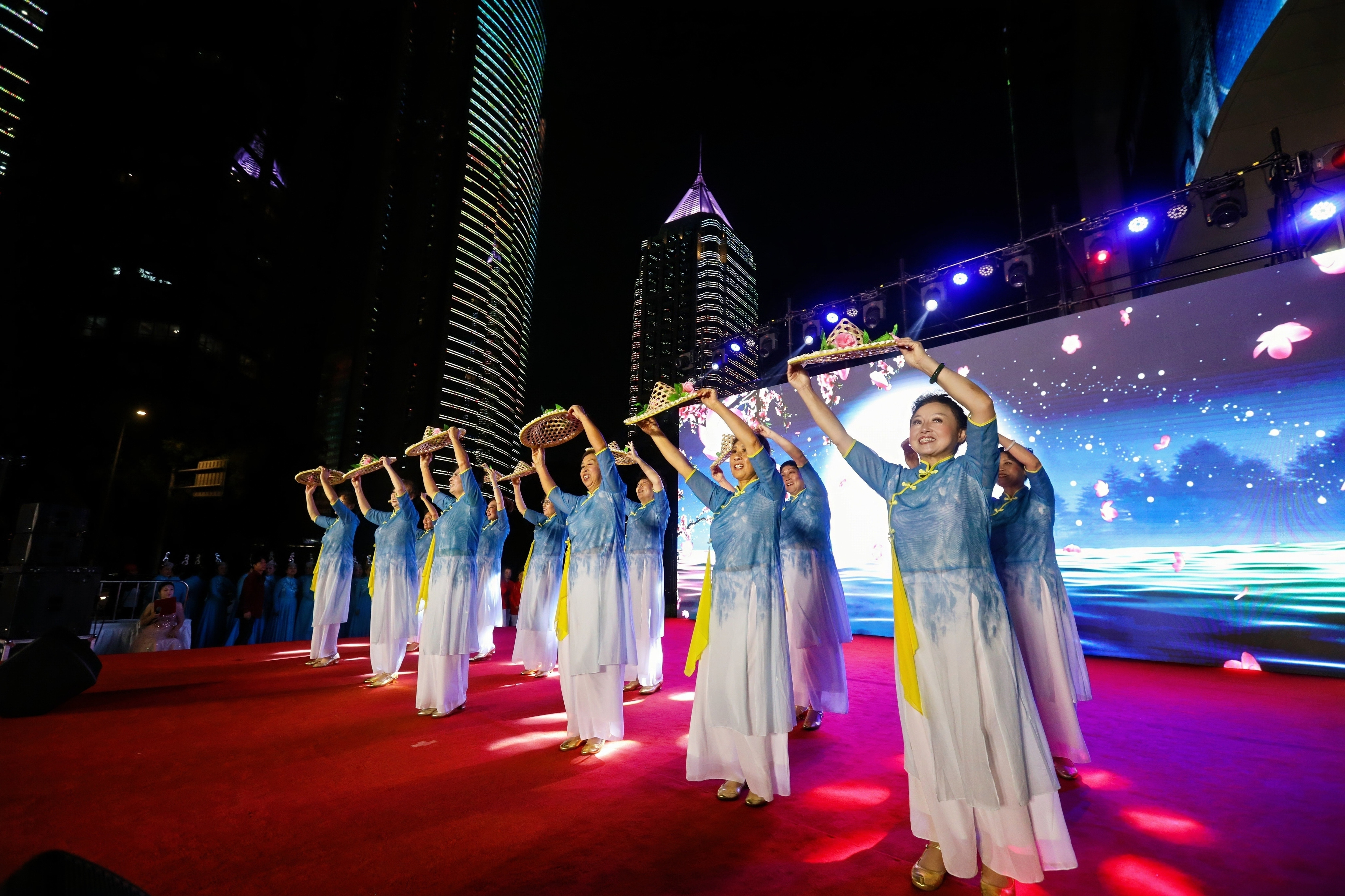 “民星”秀主角，时尚“最潮音”！市南区“全民时尚秀”国庆专场展演燃动GT集地广场