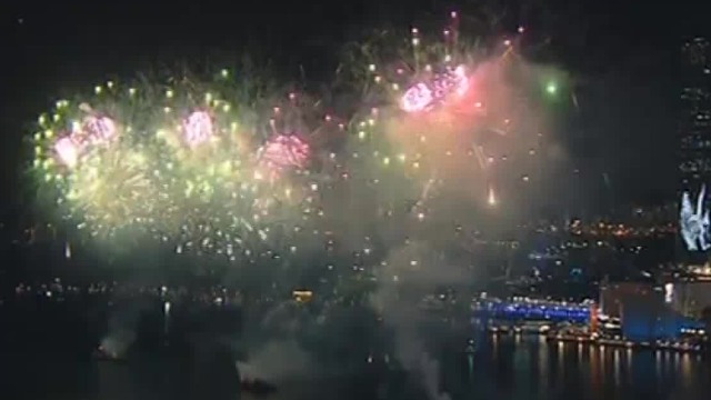 一脉相承家国情！国庆烟花汇演在香港维多利亚港绽放