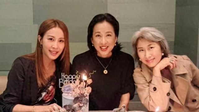 叶蒨文为67岁朱玲玲庆生，一头白发真实自然，两人年逾60仍显年轻封面图