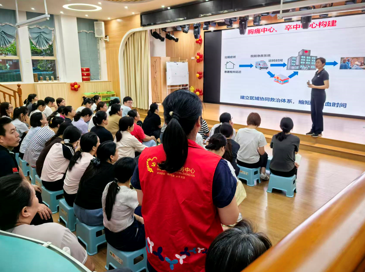 （讲师通过ppt图文并茂地讲解理论知识）