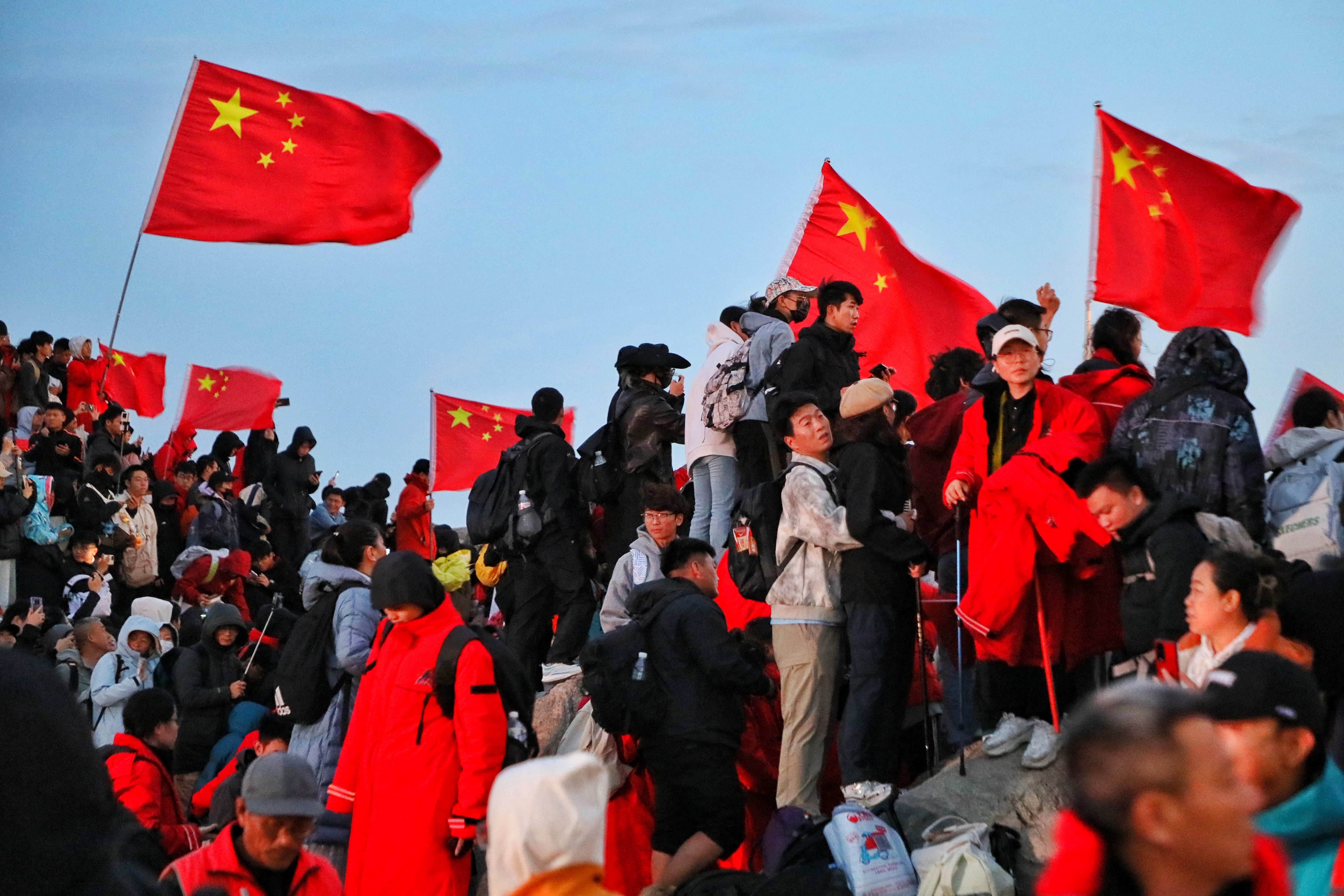 泰山之巅气象万千 游客祝福祖国繁荣昌盛、国泰民安