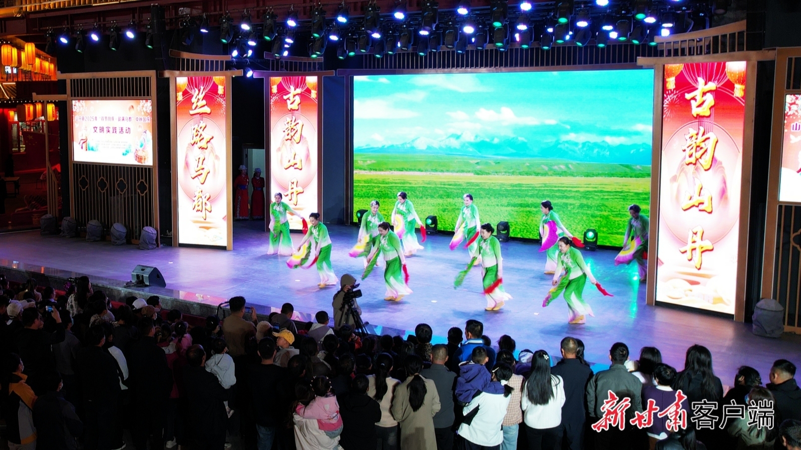一场场精彩的文艺表演，为市民游客营造出欢乐祥和的节日氛围。新甘肃&middot;甘肃日报记者　侯洪建　摄