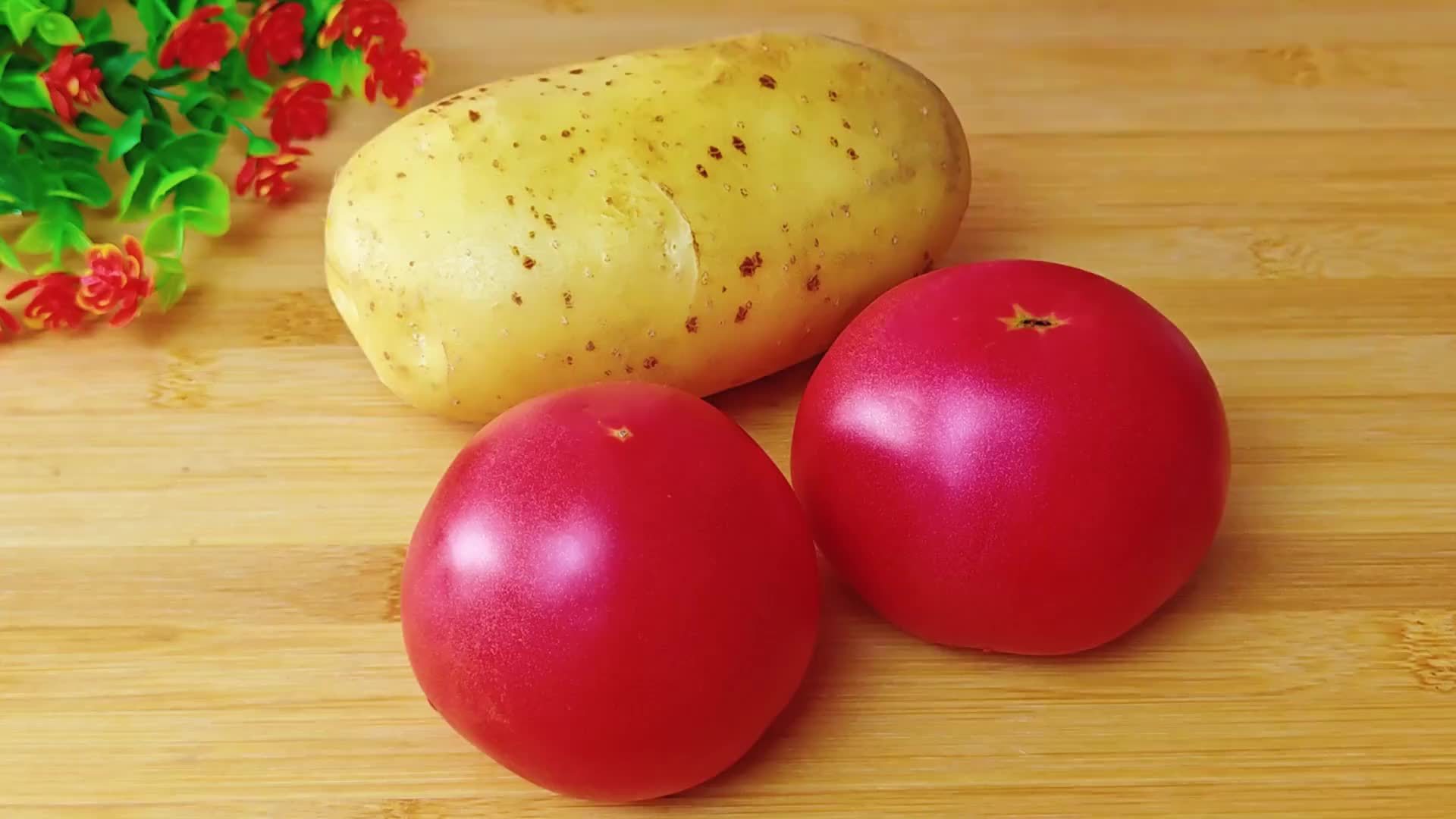 土豆和西红柿是绝配，教你一个神仙吃法，鲜香入味，好吃又下饭
