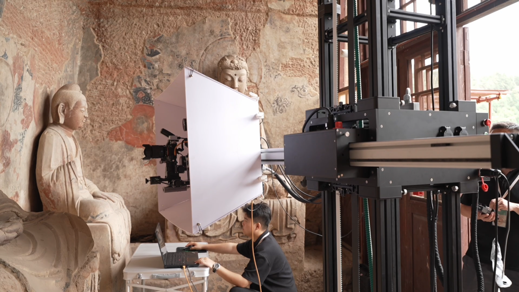 麦积山石窟乘“云”而上　“东方微笑”圈粉海内外游客