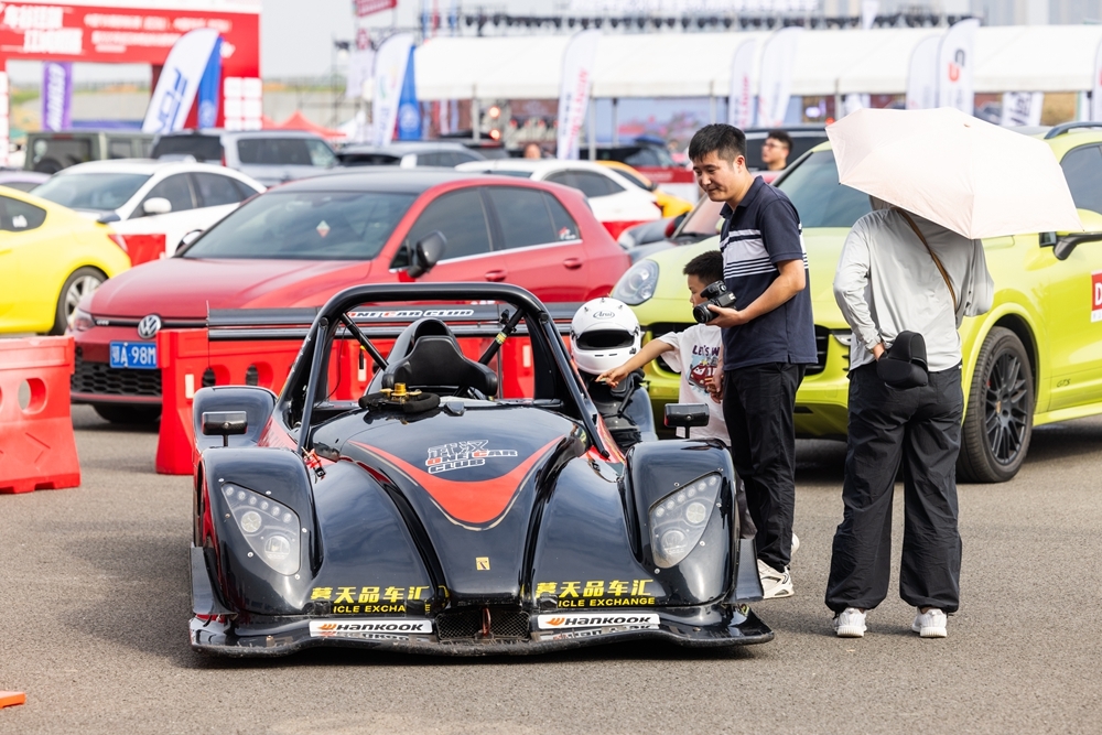 国家级汽车赛事时隔六年回归武汉 上万名市民家门口体验速度与激情
