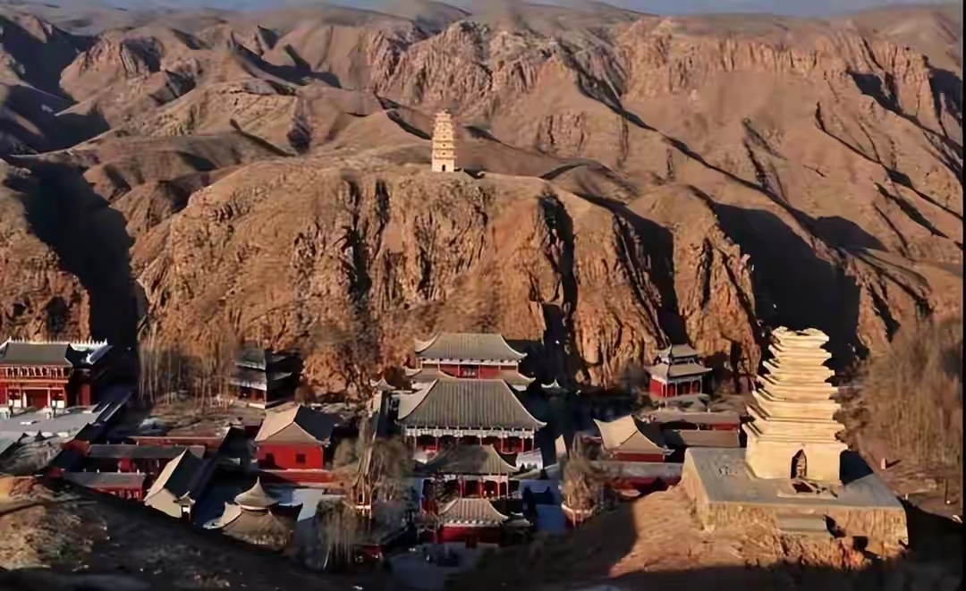 永昌圣容寺，大小两座唐塔隔峰相对