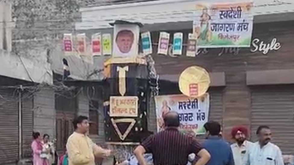 燃起来了？印度民众焚烧3米高特朗普肖像，抗议其对印政策