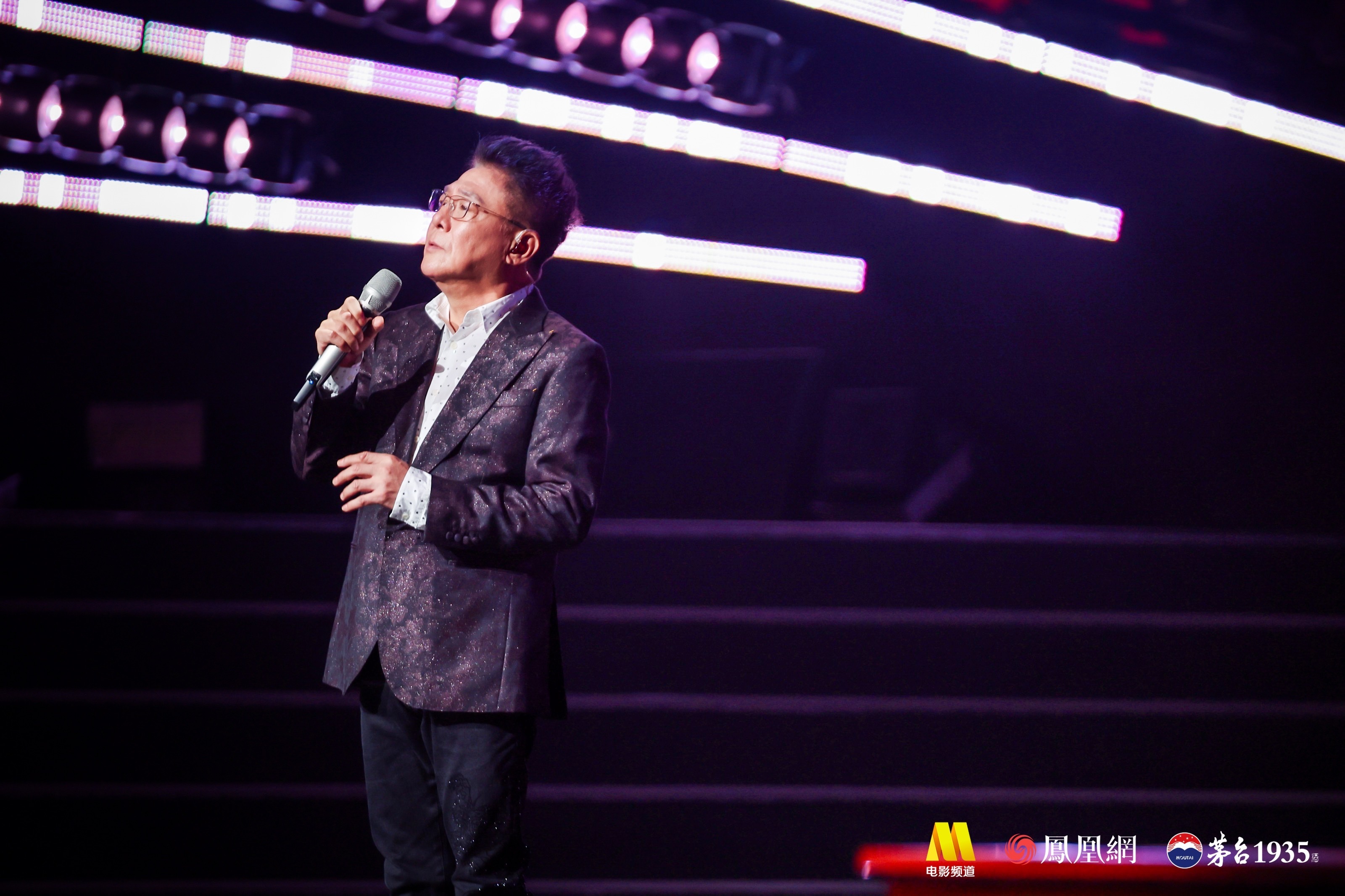 湾区升明月月圆喜相逢，2025大湾区电影音乐晚会姜育恒（中国台湾）献唱《再回首》
