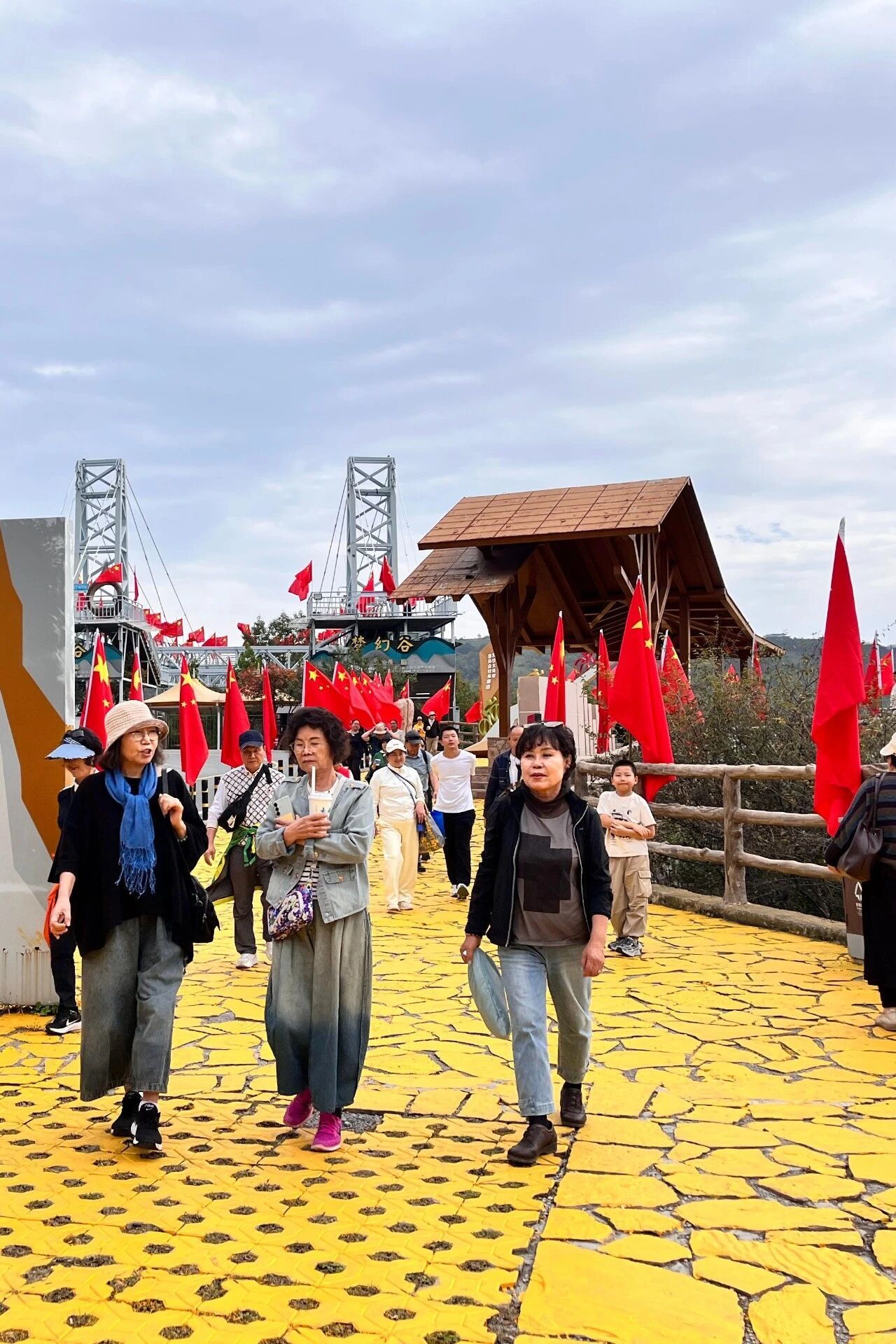 太行大峡谷 | 看山河披“红装”，把最美祝福寄给祖国