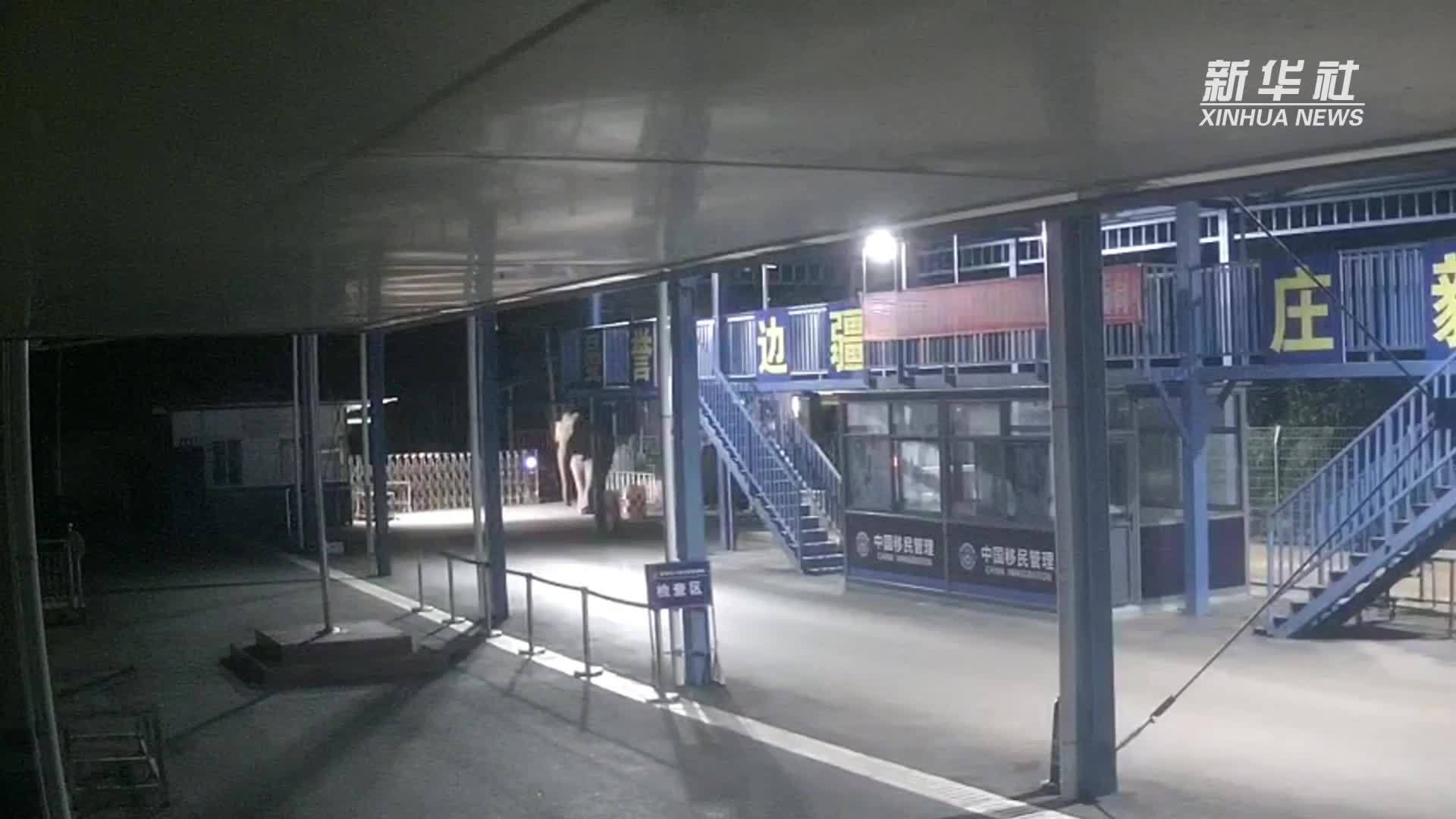 云南西双版纳：亚洲象深夜出国溜达