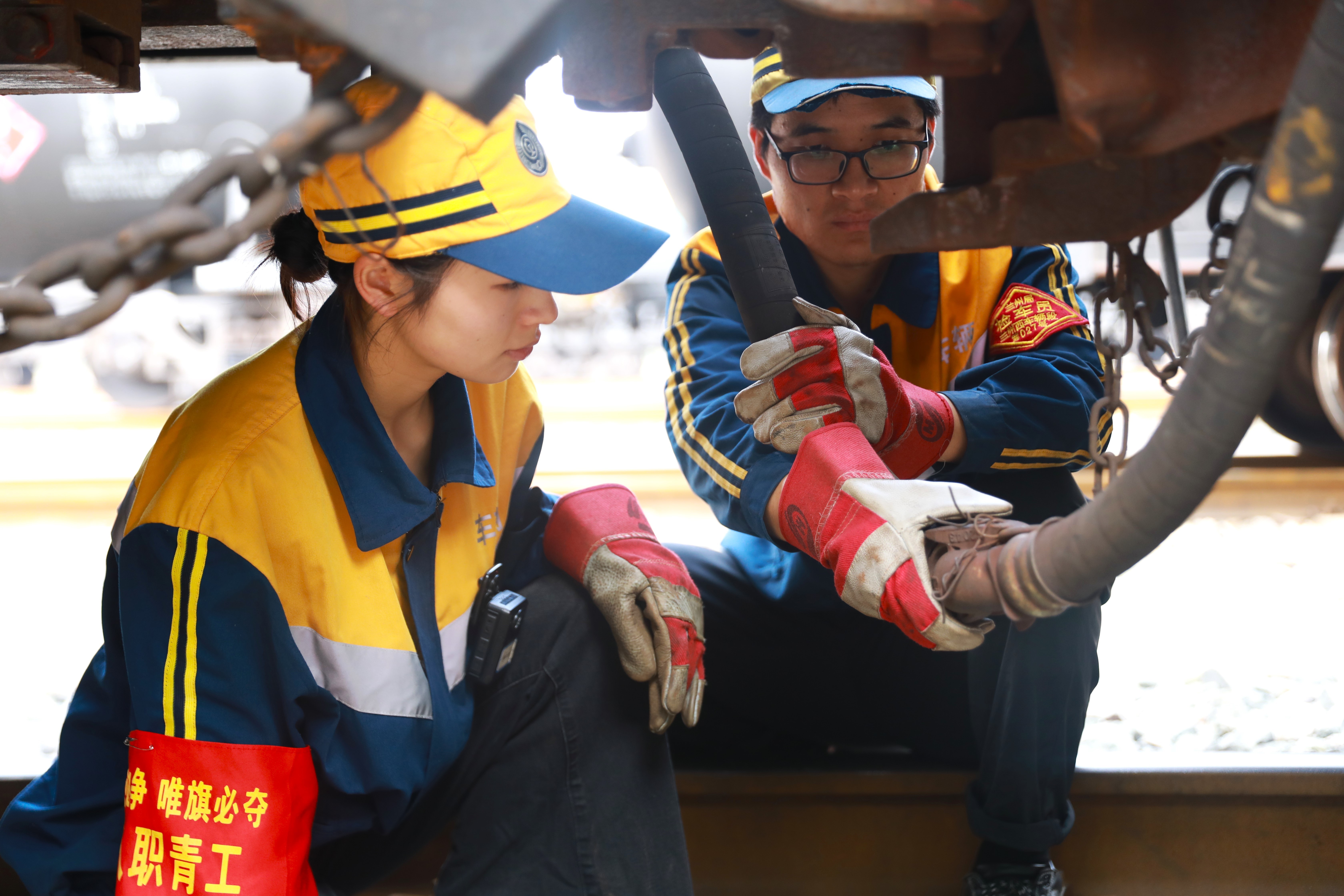 李小芳跟师傅学习