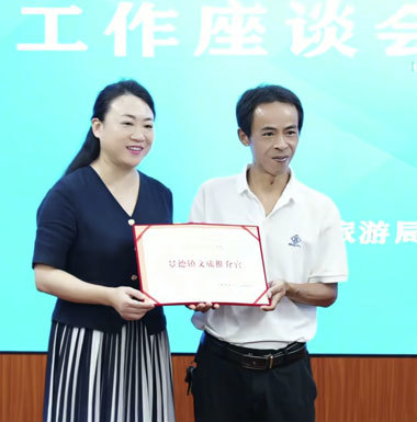 “鸡排哥”被授予“景德镇文旅推荐官”称号。(景德镇文旅短视频账号截图)