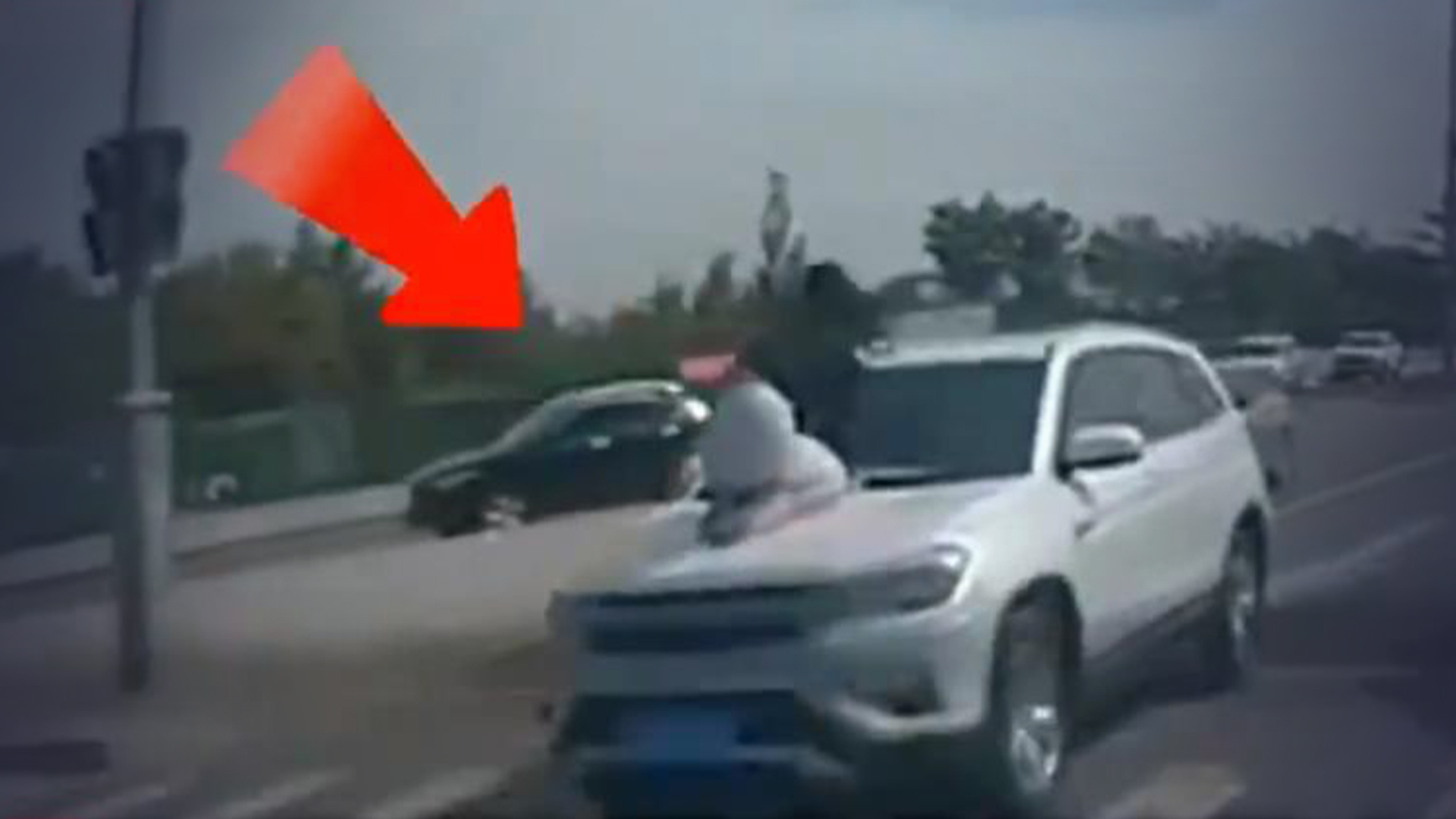 甘肃一女子跪行驶汽车引擎盖上，警方：双方有矛盾，对司机扣分罚款