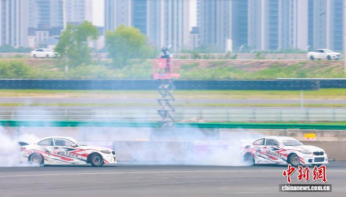 湖北武汉:赛车飘移大赛激情上演