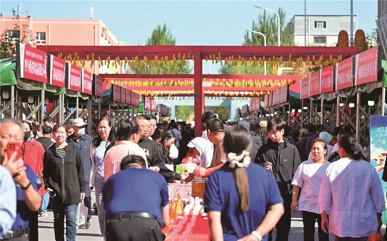 四平市玉米主题街区展销现场人气火爆。 毛思博 摄