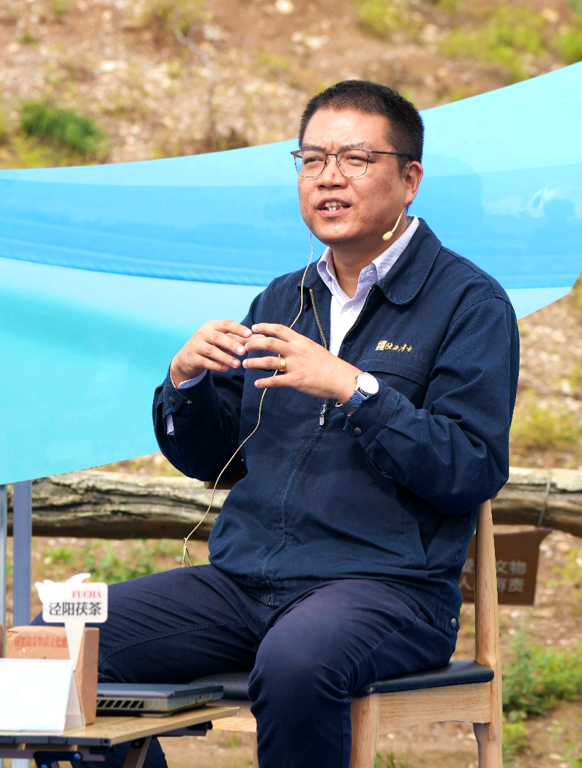 趙汗青:陜西省考古研究院秦漢研究室館員,鄭國渠首遺址考古隊領隊。長期從事考古發掘與研究工作,先后參加多個項目的考古調查、勘探和發掘工作。
