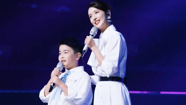 佟丽娅与朵朵同框晒照，母子携手登台表演，温情满满封面图