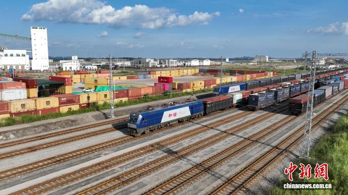 图为一趟趟编好的西部陆海新通道集装箱班列,停靠在钦州港东站股道整装待发。陈磊 摄