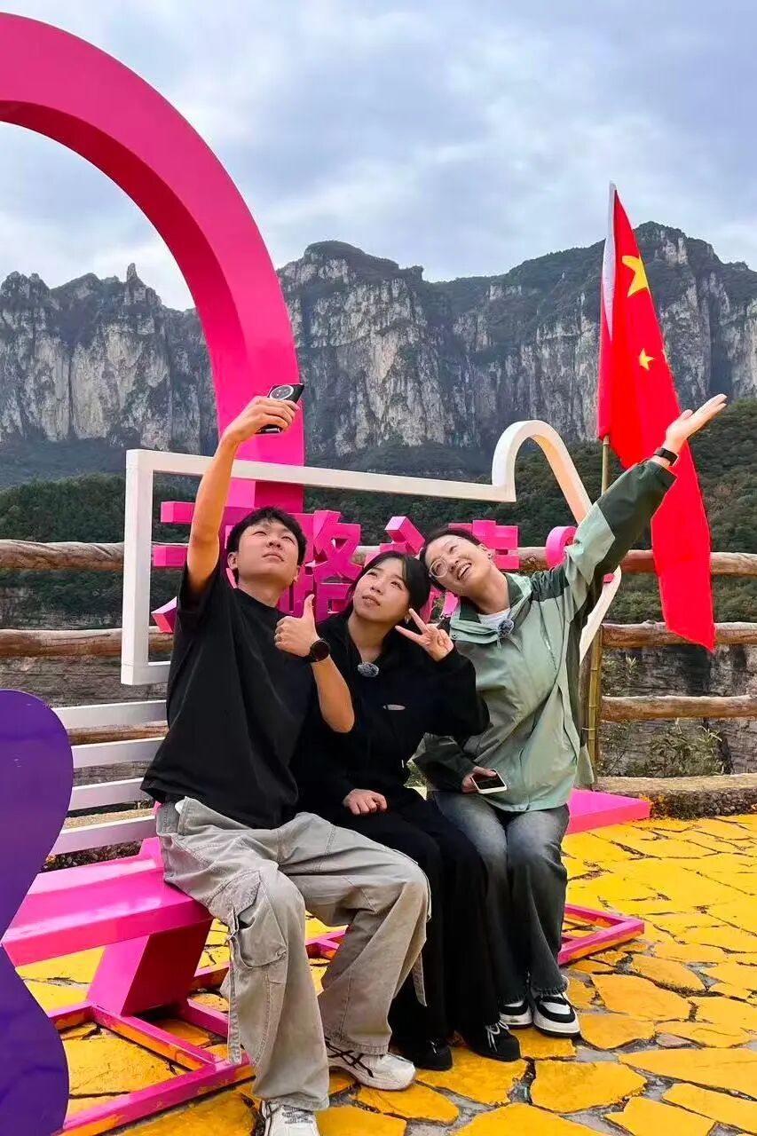 太行大峡谷 | 看山河披“红装”，把最美祝福寄给祖国