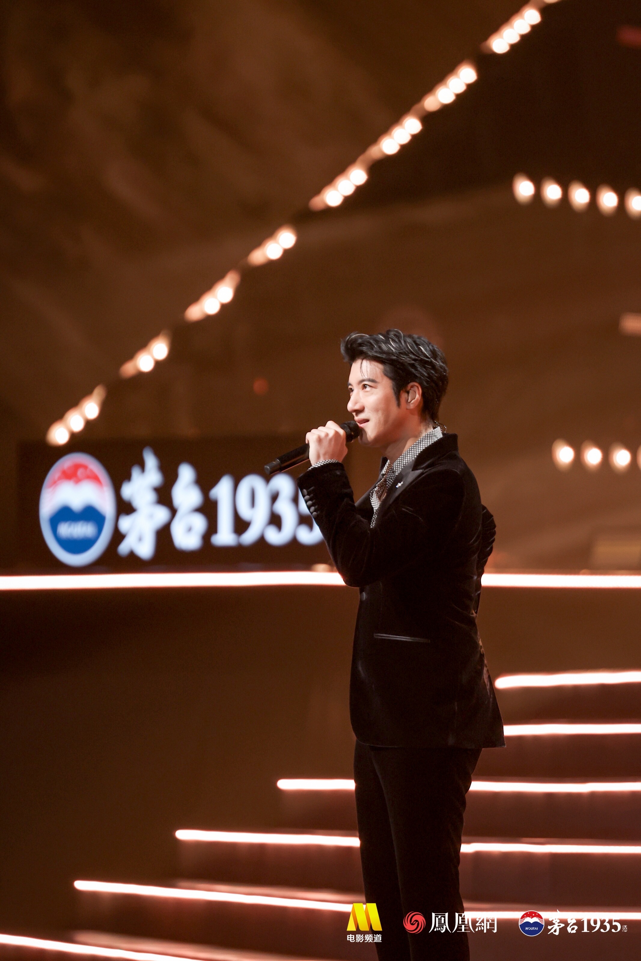 湾区升明月月圆喜相逢，2025大湾区电影音乐晚会王力宏（中国台湾）、单依纯献唱《落叶归根》