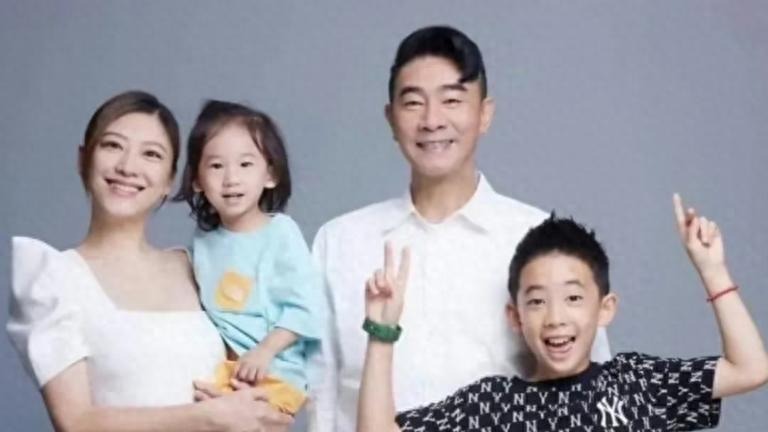 陈小春国庆晒照，大儿子像爹二儿子像外婆， 没遗传应采儿的好基因封面图