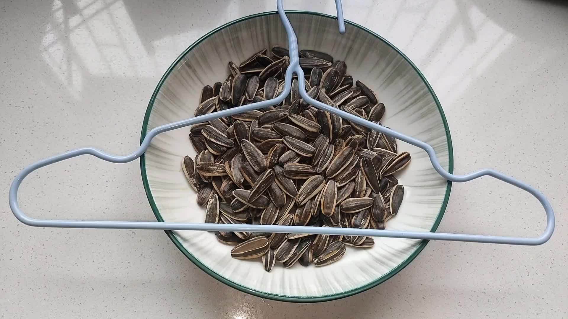 瓜子谁还用手剥？只需一个衣架，分分钟剥一大盘，不脏嘴不脏手