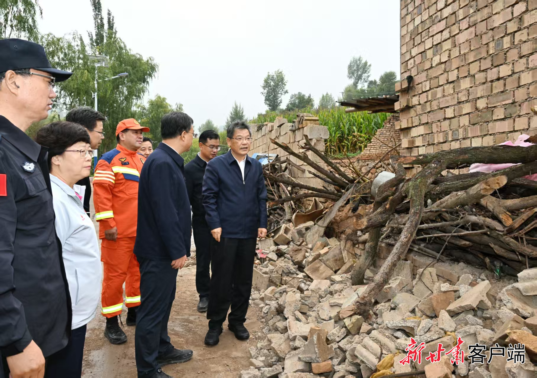 9月27日,定西市陇西县发生5.6级地震后,受省委书记胡昌升委托,省委副书记、省长任振鹤赶赴现场,调度指挥抗震救灾工作。新甘肃·甘肃日报记者 盛学卿