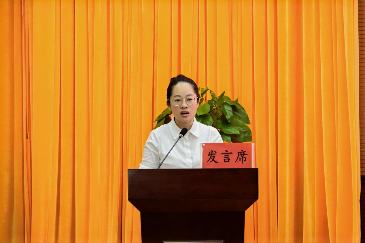 定安县政府副县长符攀婵致词