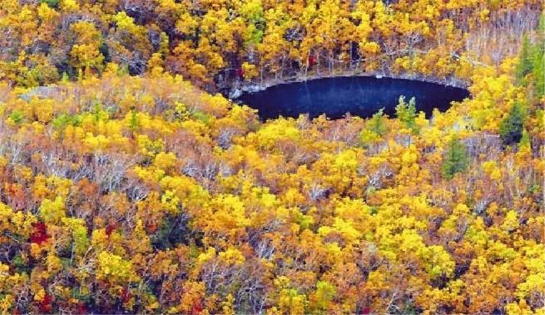 “小天池”之秋。 高鹏飞 摄