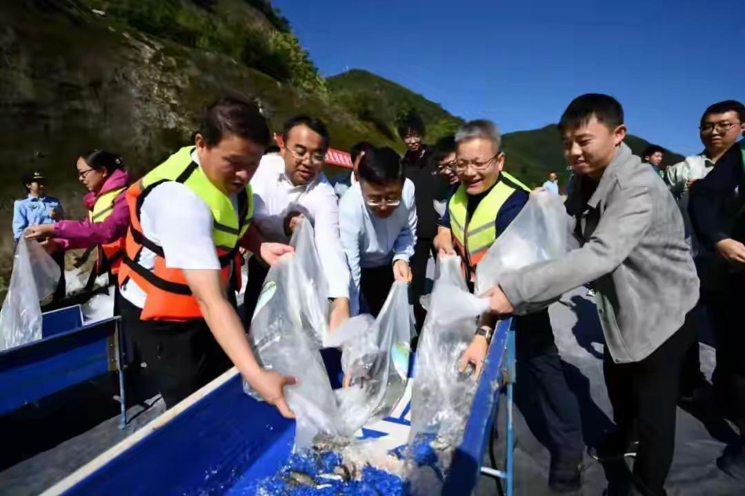 “引漢濟渭”沿線放流現場