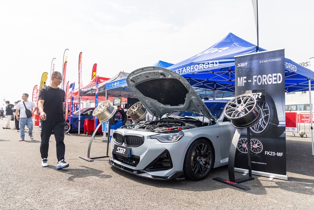 国家级汽车赛事时隔六年回归武汉 上万名市民家门口体验速度与激情