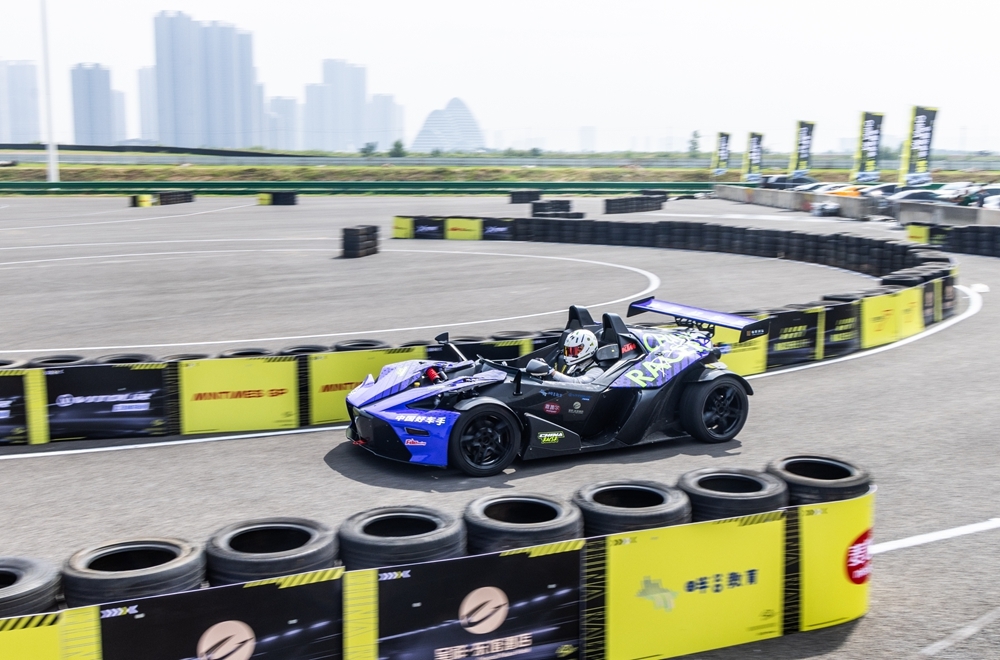 国家级汽车赛事时隔六年回归武汉 上万名市民家门口体验速度与激情