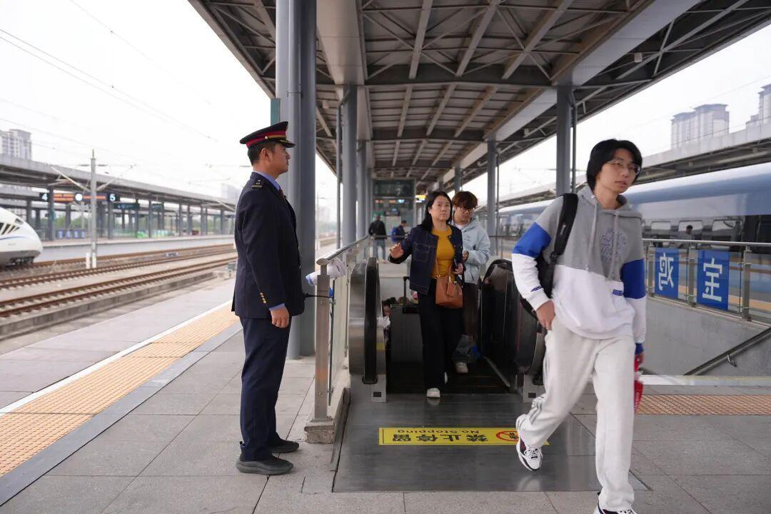 日均加开列车146列！西安铁路局2025年国庆中秋假期运输启动